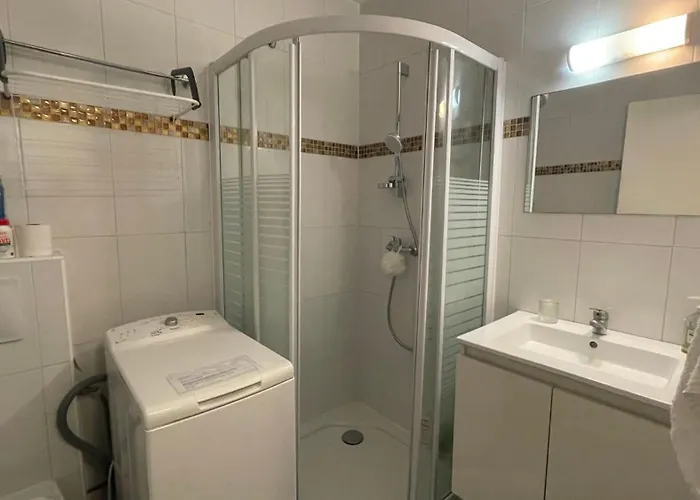 Modest In Le Suquet * Cannes