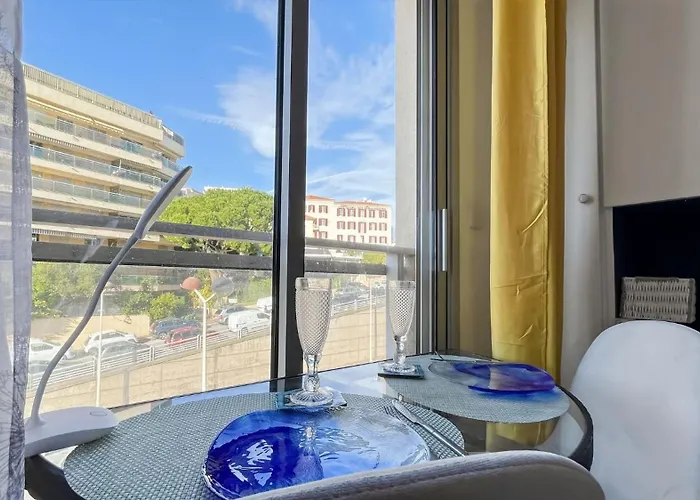 Modest In Le Suquet Apartman